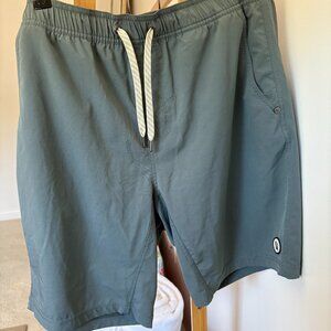 Vuori Kore Shorts Men’s Large – Dark Sage Green Performance Training